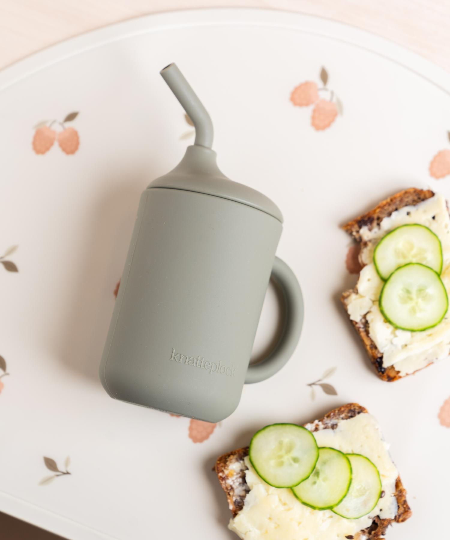 Stor barnmugg med sugrör Knatteplock 