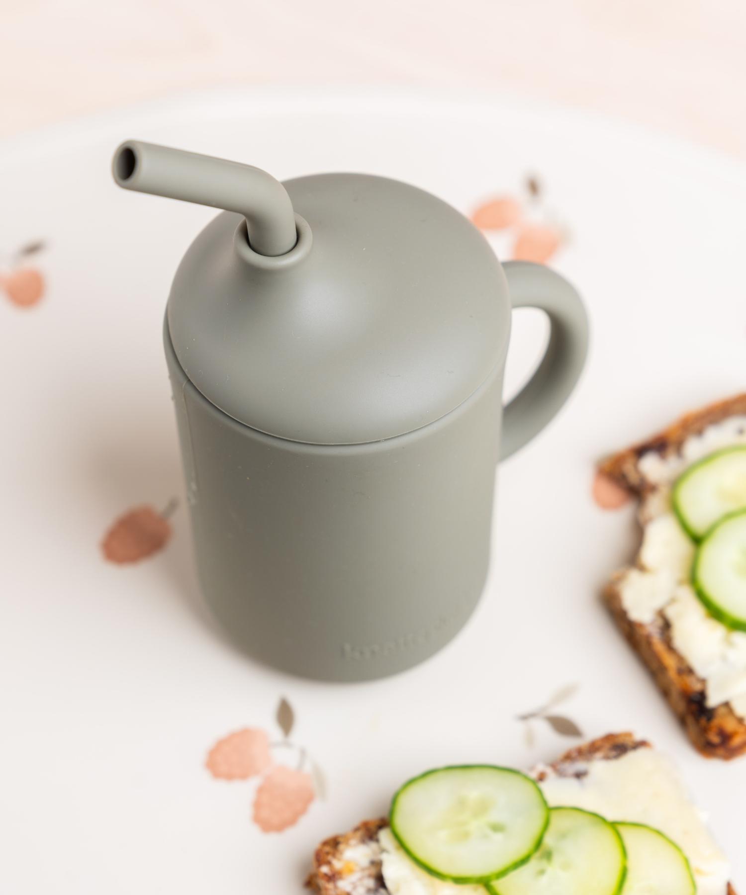 Stor barnmugg med sugrör Knatteplock 