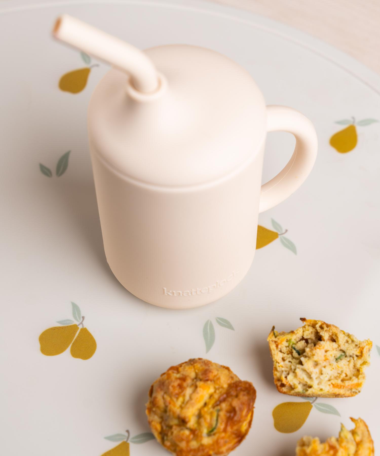 Stor mugg med sugrör i silikon till barn Knatteplock 