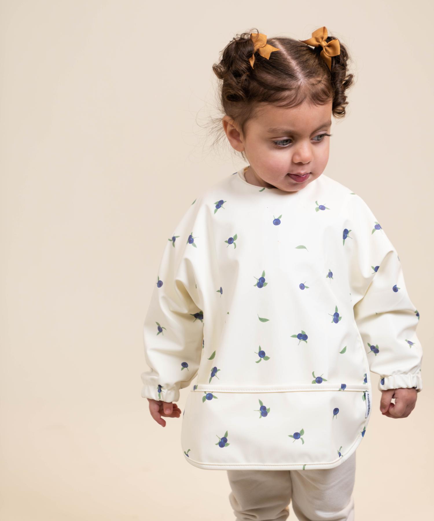 Smekke med ermer og lomme  - Blueberry forest Knatteplock