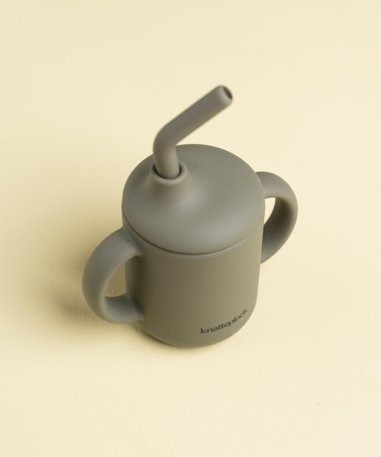 Kopp med sugerør Dusty green Knatteplock