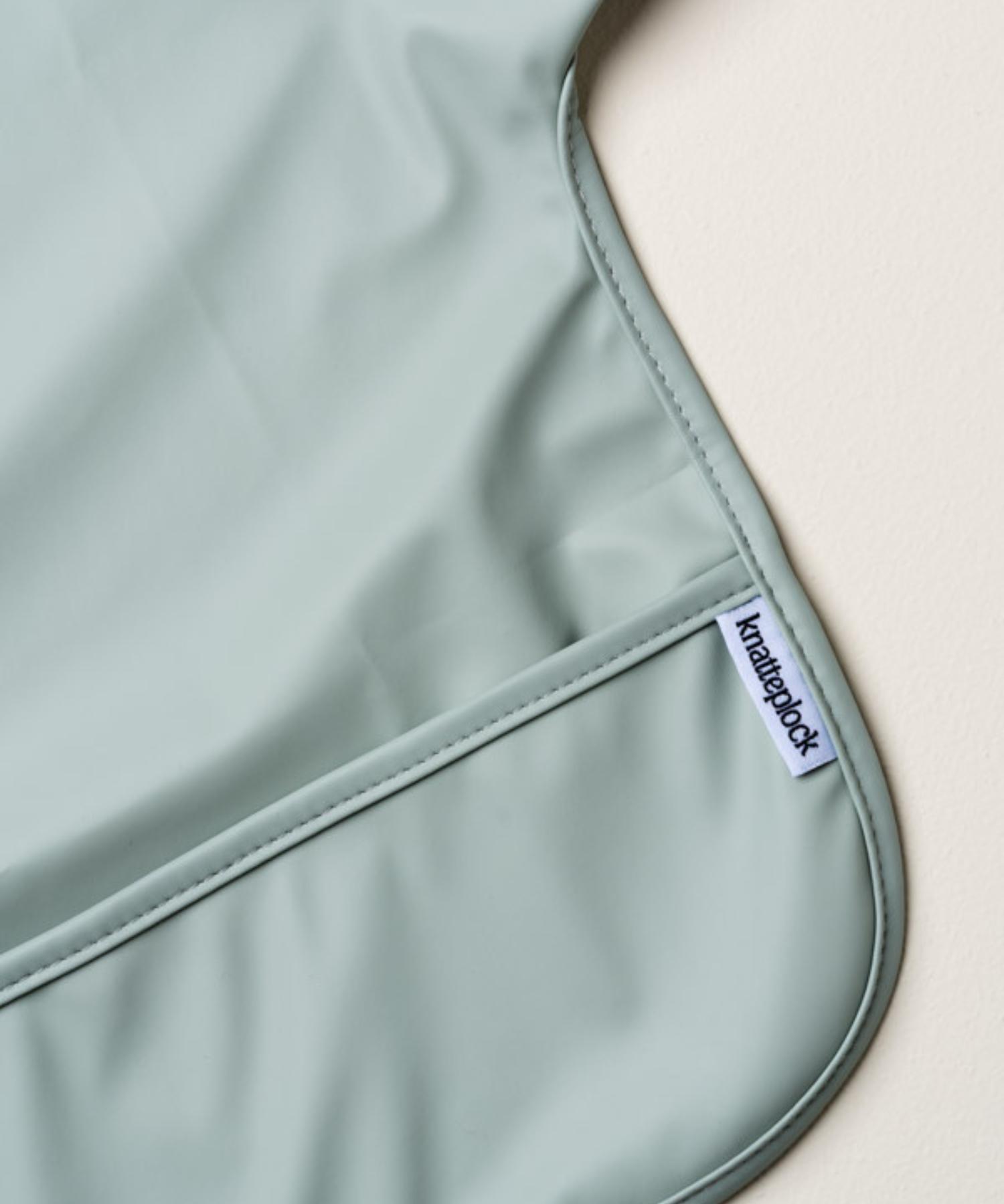 Smekke med ermer og lomme - Green dream Knatteplock