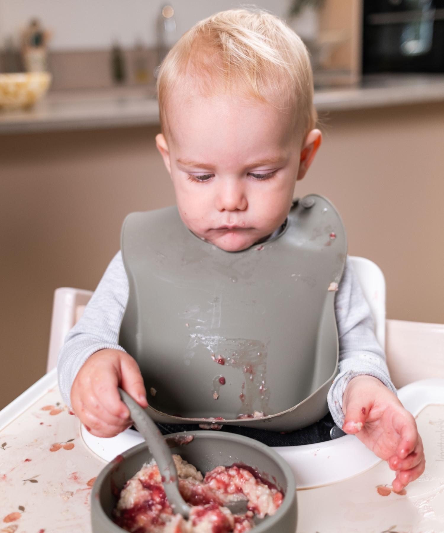 Gripevennlig skje - Dusty green Knatteplock 