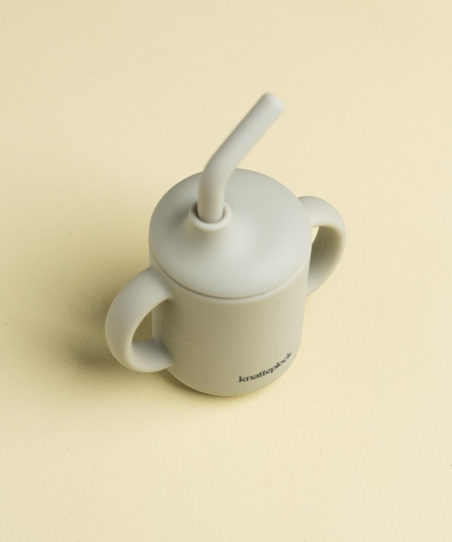 Kopp med sugerør Warm pistachio Knatteplock