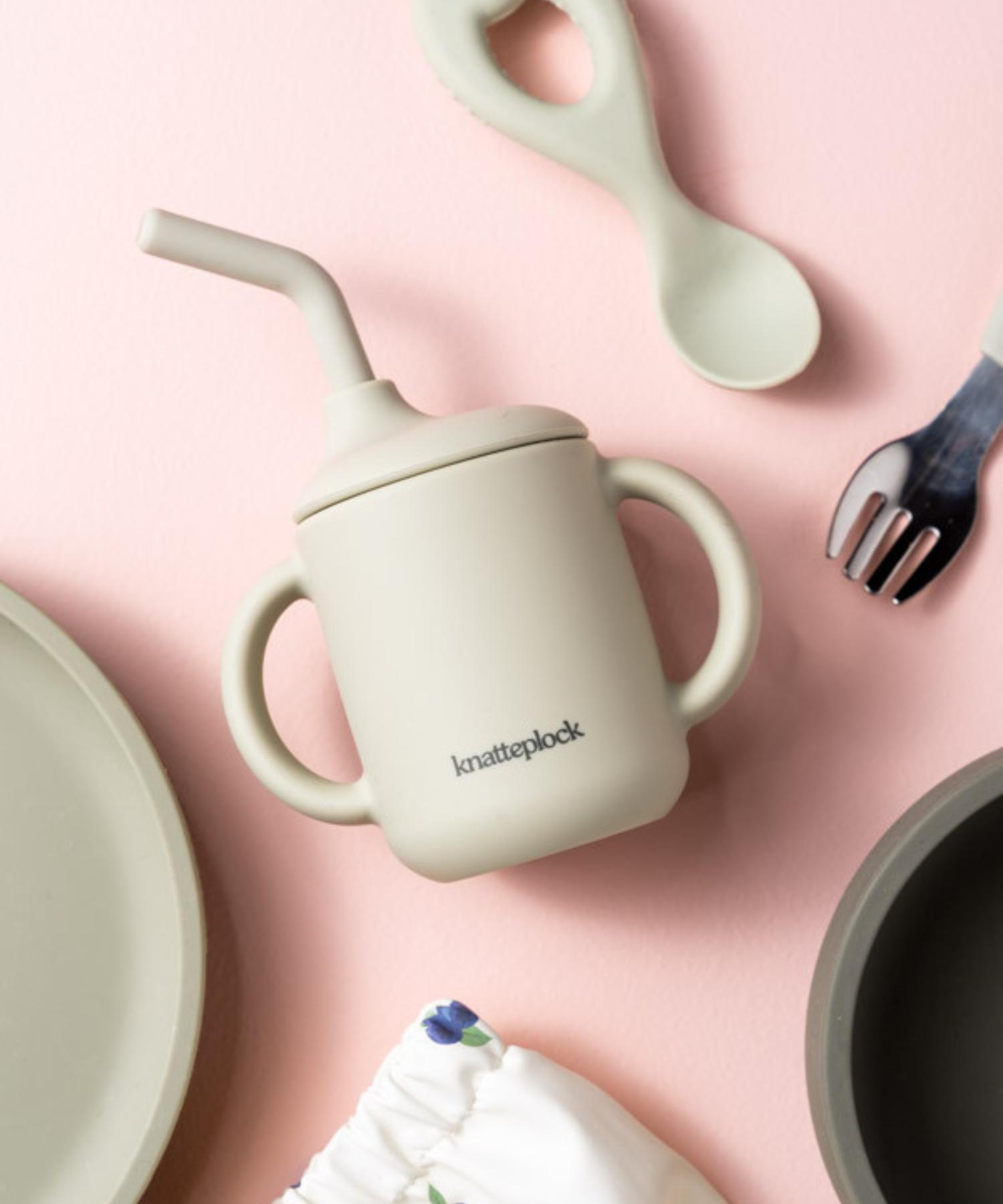 Kopp med sugerør Warm pistachio Knatteplock