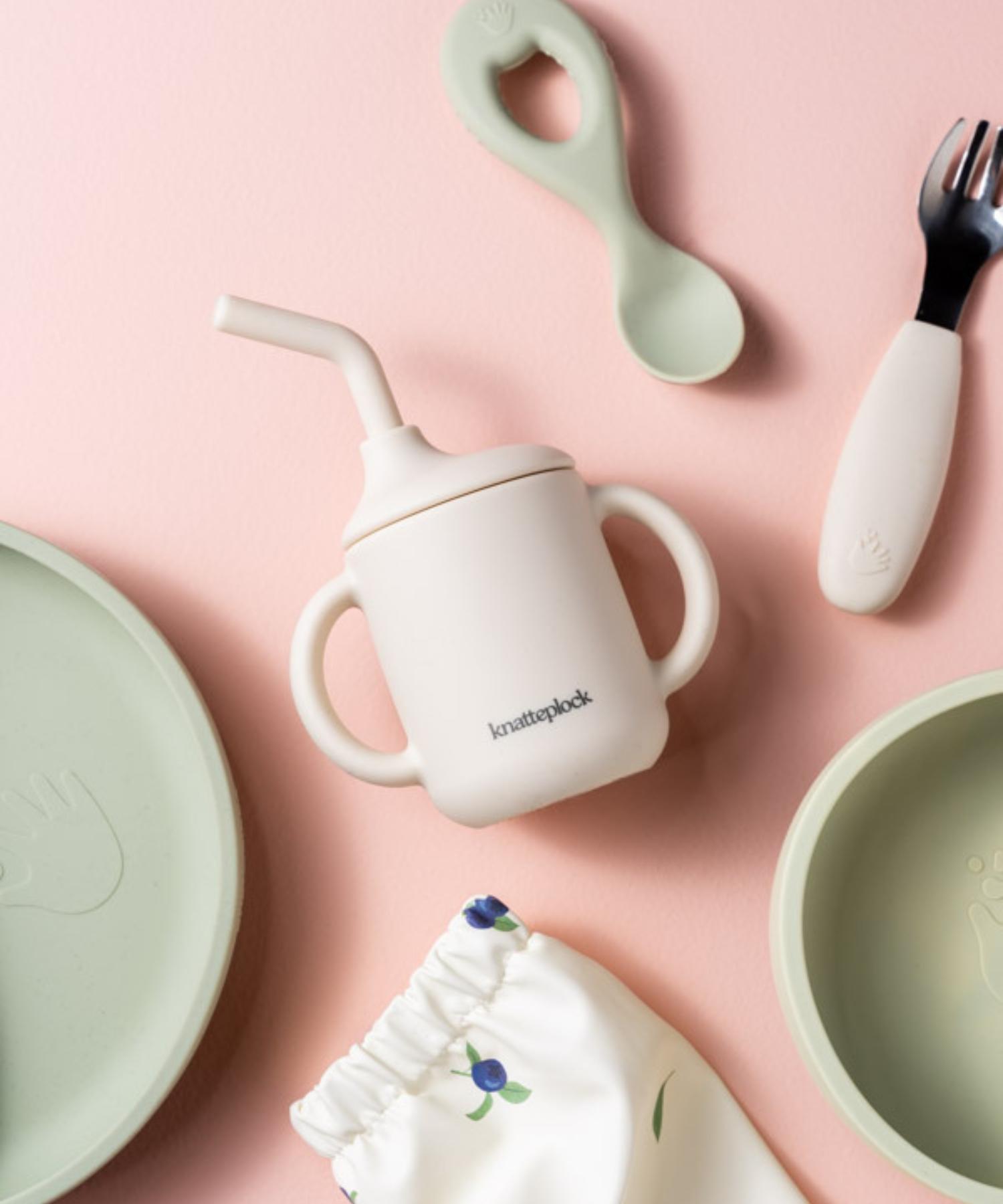 Kopp med sugerør Light sand Knatteplock