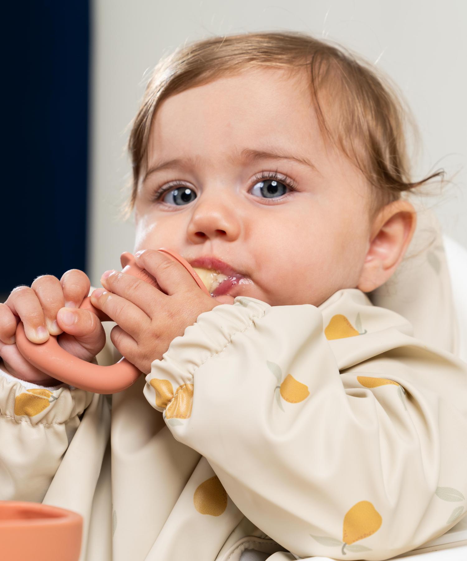 Smekke med ermer og lomme  - Sunny pear Knatteplock