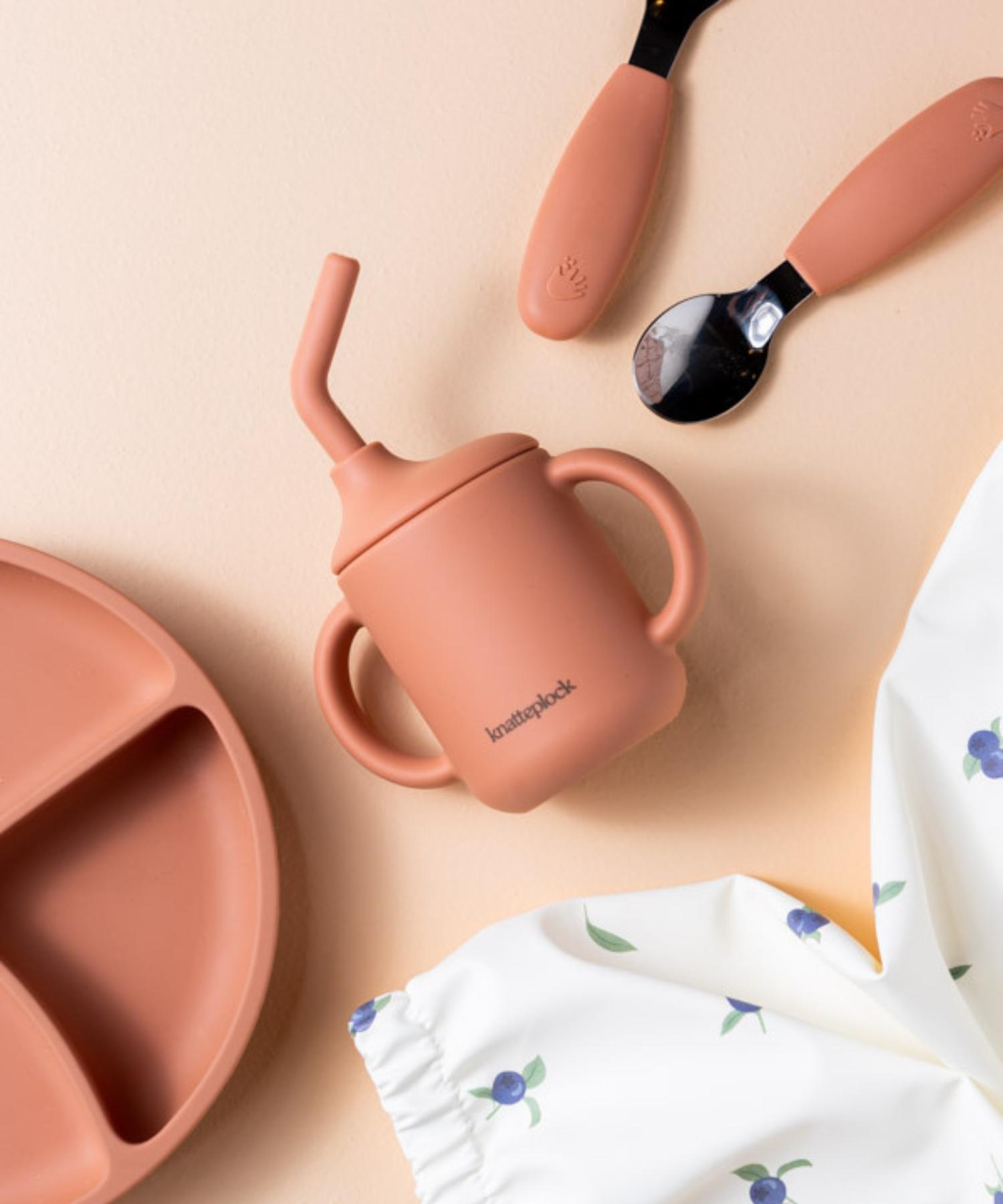 Kopp med sugerør Soft terracotta Knatteplock